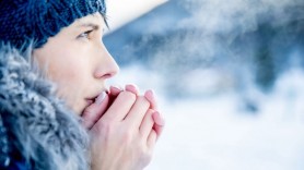 Frigul slăbește auzul. Medicul ORL explică de ce e bine să ne acoperim capul și urechile în timpul iernii